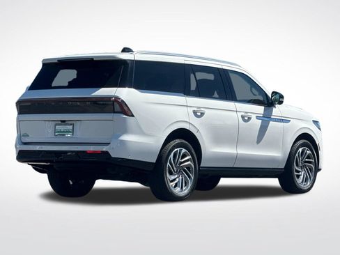 Used 2025 Lincoln Navigator Reserve AWD/4WD image 3