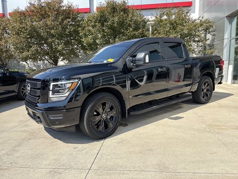 Used 2023 Nissan Titan SV w/ SV Convenience Package RWD image 3