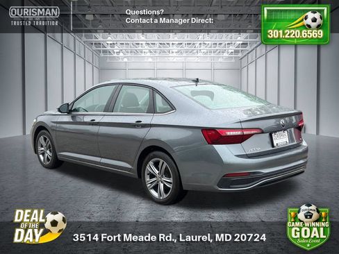 Used 2024 Volkswagen Jetta SE FWD image 4