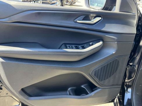 Used 2025 Jeep Grand Cherokee Laredo X image 19