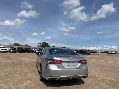 Used 2022 Toyota Camry SE FWD image 17