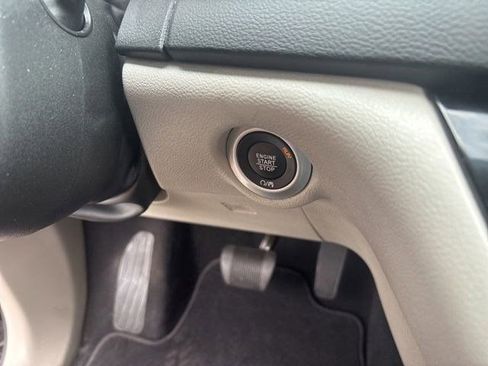 Used 2023 Chrysler Pacifica Touring-L FWD image 20