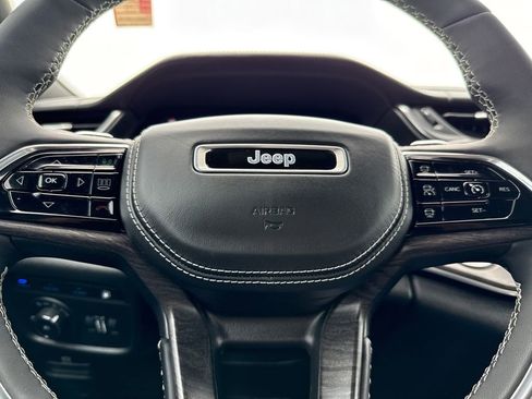 Used 2022 Jeep Grand Cherokee Overland w/ Luxury Tech Group IV AWD/4WD image 32