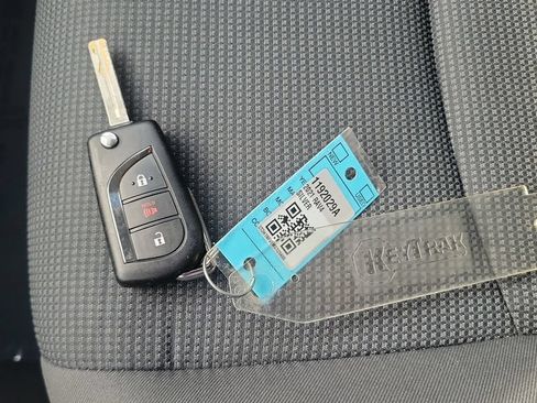 Used 2021 Toyota RAV4 LE FWD image 28