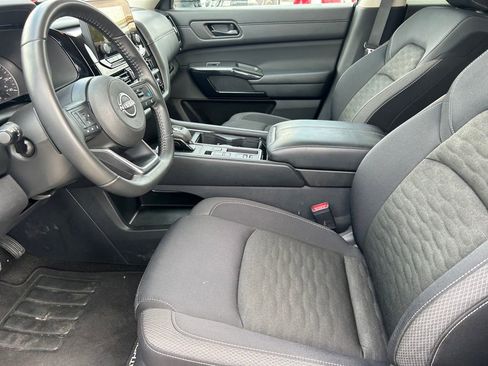 Used 2025 Nissan Pathfinder SV FWD image 11