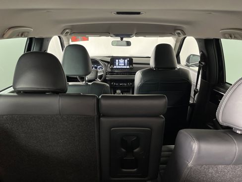 Used 2023 Mitsubishi Outlander SE image 16