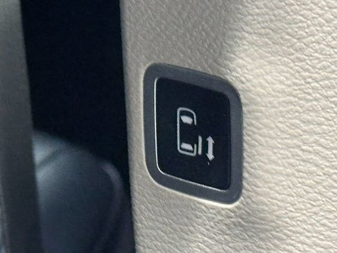 Used 2022 Chrysler Pacifica Touring-L FWD image 33