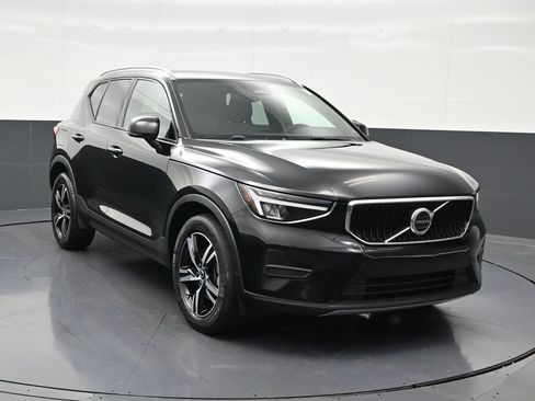 Used 2023 Volvo XC40 B4 Core FWD image 8