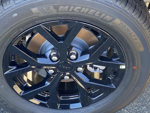 New 2025 Jeep Grand Cherokee Laredo image 6