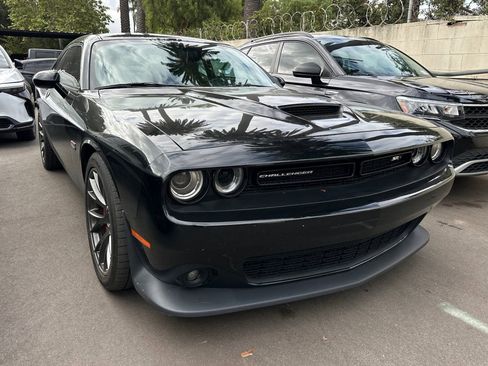 Used 2016 Dodge Challenger SRT RWD image 2