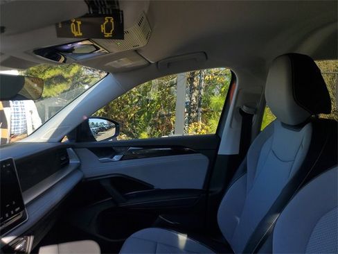 New 2025 Volkswagen Tiguan SE image 17