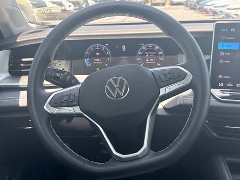 Certified 2025 Volkswagen Tiguan SE w/ Panoramic Sunroof Package AWD/4WD image 15