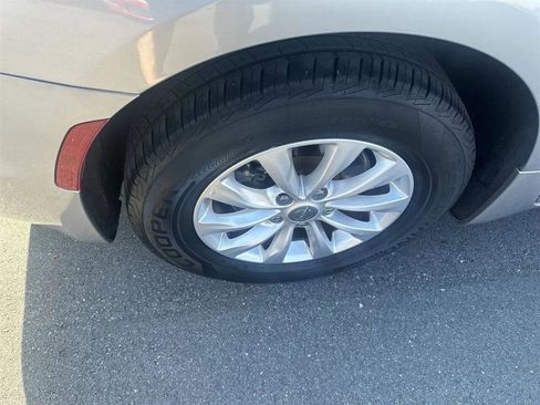 Used 2019 Chrysler Pacifica Touring-L image 11