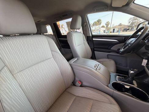 Used 2015 Toyota Highlander Plus FWD image 19