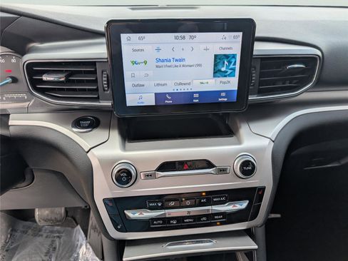 Used 2022 Ford Explorer XLT w/ Equipment Group 202A image 16