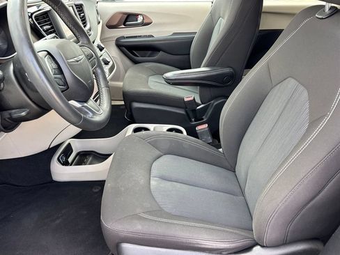 Used 2022 Chrysler Voyager LX FWD image 12
