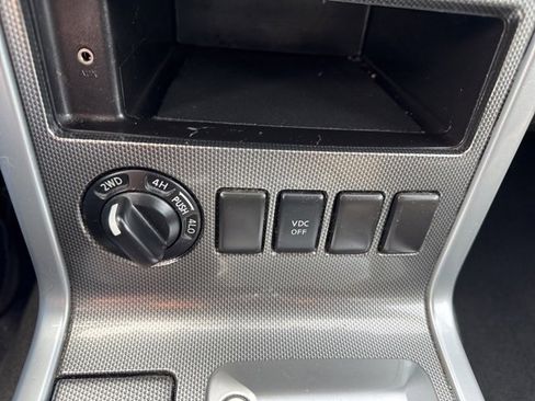 Used 2011 Nissan Pathfinder SV image 23