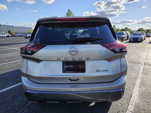 Used 2024 Nissan Rogue SL AWD/4WD image 10
