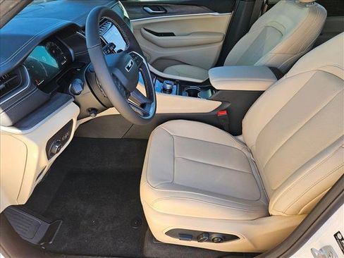 New 2025 Jeep Grand Cherokee Limited w/ Luxury Tech Group II RWD image 4