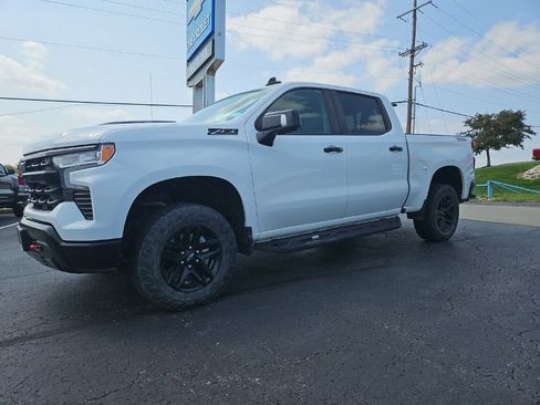 Used 2023 Chevrolet Silverado 1500 LT Trail Boss w/ LT Trail Boss Premium Package AWD/4WD image 2