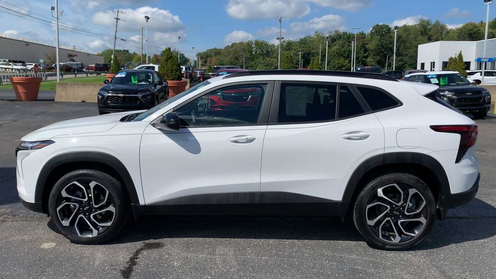 Certified 2025 Chevrolet Trax RS w/ Sunroof Package FWD image 5