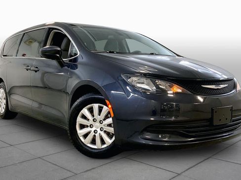 Used 2019 Chrysler Pacifica L FWD image 2