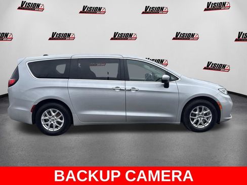 Used 2023 Chrysler Pacifica Touring-L FWD image 4