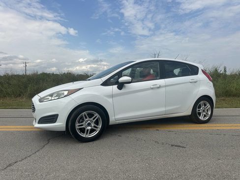 Used 2017 Ford Fiesta SE image 2