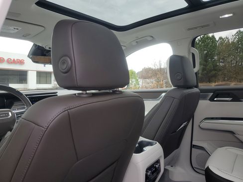 Used 2025 GMC Acadia Denali w/ Super Cruise Package image 8