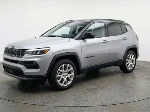 Used 2025 Jeep Compass Limited AWD/4WD image 3