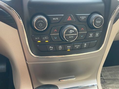 Used 2021 Jeep Grand Cherokee Laredo AWD/4WD image 12