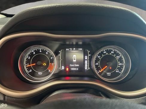 Used 2015 Jeep Cherokee Latitude w/ Comfort/Convenience Group AWD/4WD image 28