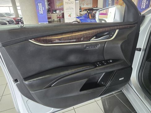 Used 2013 Cadillac XTS Luxury FWD image 7