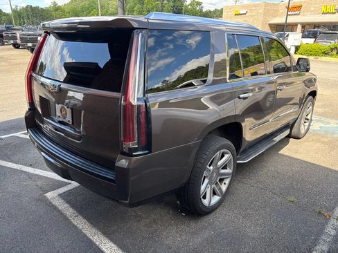 Used 2015 Cadillac Escalade Luxury RWD image 4