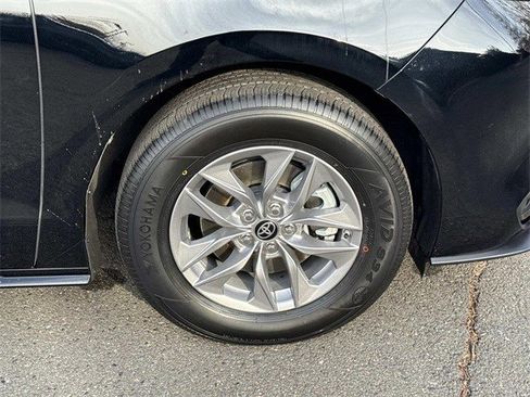 Used 2024 Toyota Sienna LE image 7