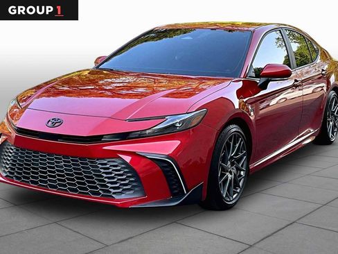 Used 2025 Toyota Camry SE w/ Convenience Package FWD image 1