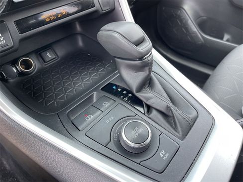 Used 2022 Toyota RAV4 XLE image 19