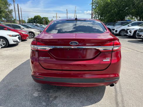 Used 2017 Ford Fusion SE w/ Fusion SE Technology Package image 6