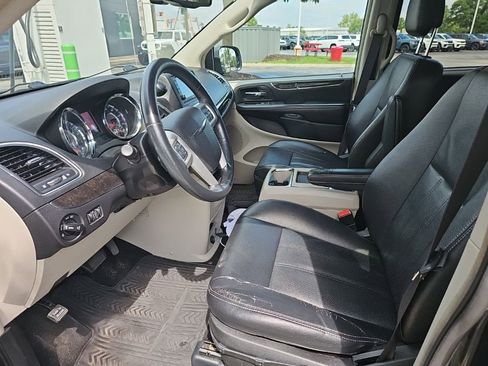 Used 2015 Chrysler Town & Country Touring-L w/ Driver Convenience Group FWD image 5