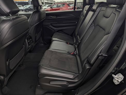 Used 2025 Jeep Grand Cherokee L Altitude AWD/4WD image 9