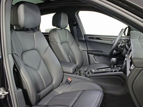 Certified 2025 Porsche Macan AWD/4WD image 37