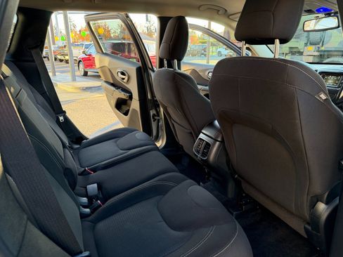 Used 2016 Jeep Cherokee Latitude image 12