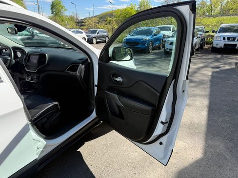 Used 2019 Jeep Cherokee Latitude Plus w/ Comfort/Convenience Group AWD/4WD image 14