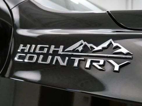 Used 2021 Chevrolet Suburban High Country w/ Premium Package AWD/4WD image 11