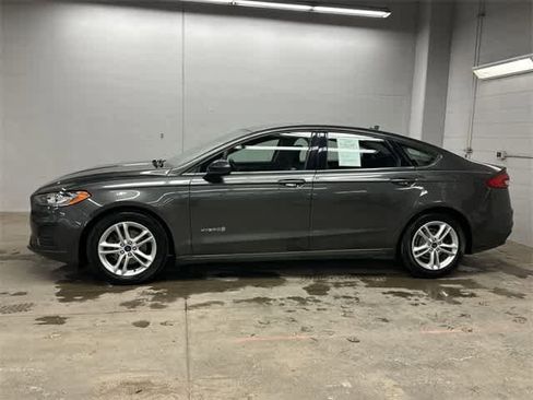 Used 2019 Ford Fusion SE image 2