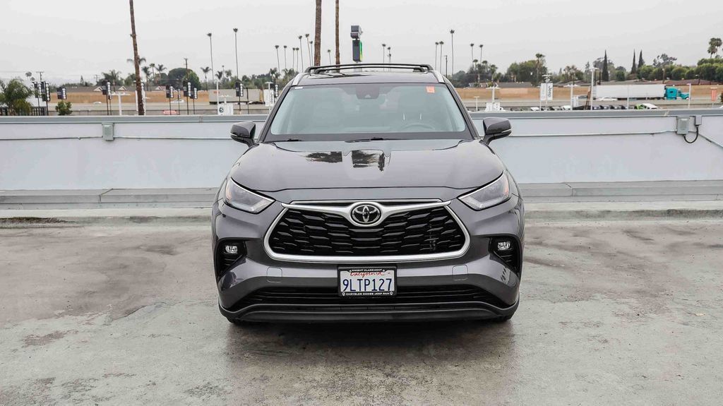 Used 2024 Toyota Highlander XLE AWD/4WD image 3