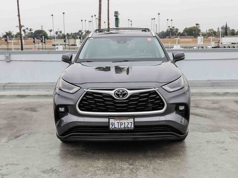 Used 2024 Toyota Highlander XLE AWD/4WD image 3
