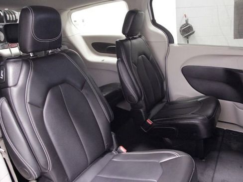 Used 2024 Chrysler Pacifica Touring-L image 19