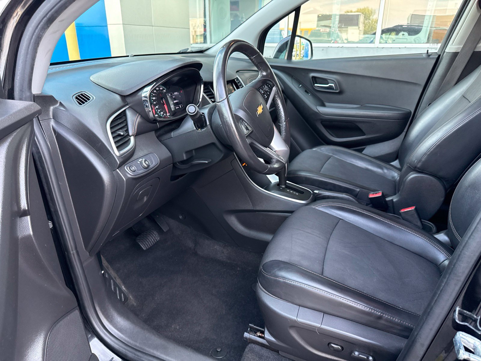 Used 2020 Chevrolet Trax LT w/ LT Convenience Package AWD/4WD image 17