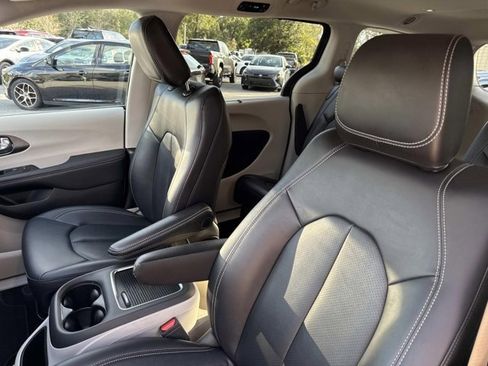 Used 2024 Chrysler Pacifica Touring-L image 11